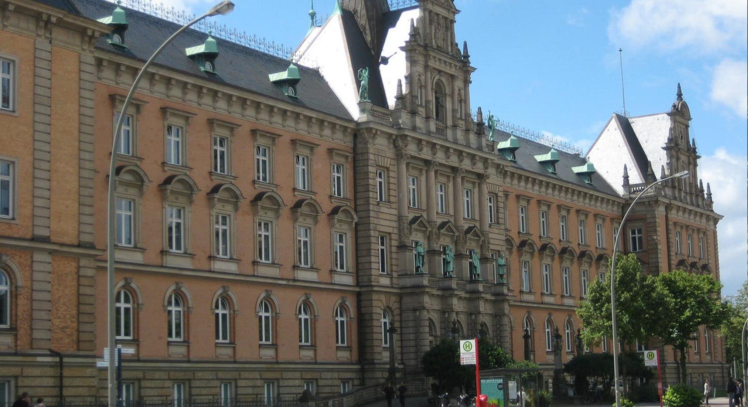 Gerichtsgebäude von vorne, Wirkungstätte von Klaus Riez, Rechtsanwalt für Sozialrecht, Zivilrecht, Familienrecht & Arbeitsrecht in Hamburg Uhlenhorst
