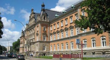 Gerichtsgebäude in Hamburg von vorne, Wirkungstätte der Rechtsanwälte Grimme & Riez aus Winterhude